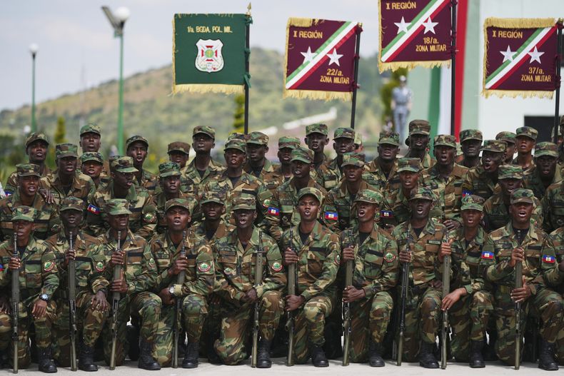 Soldados haitianos posan para una foto grupal durante la ceremonia de clausura al término de su entrenamiento militar impartido por el Ejército mexicano, en San Miguel de los Jagüeyes, México, el viernes 19 de septiembre de 2025. (AP Foto/Eduardo Verdugo)