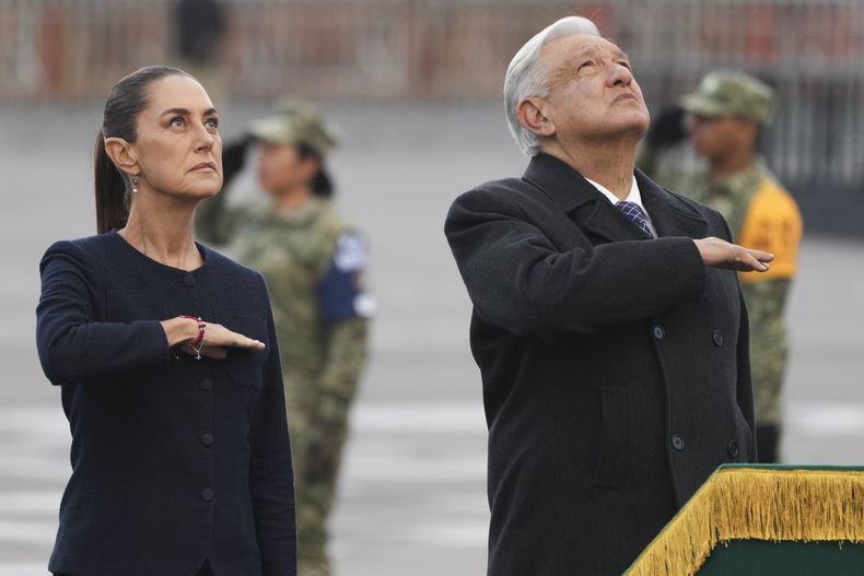 ARCHIVO – La presidenta electa de México, Claudia Sheinbaum, y el presidente saliente, Andrés Manuel López Obrador, asisten a un evento de aniversario en el Zócalo de Ciudad de México, el 19 de septiembre de 2024. (AP Foto/Fernando Llano, Archivo)