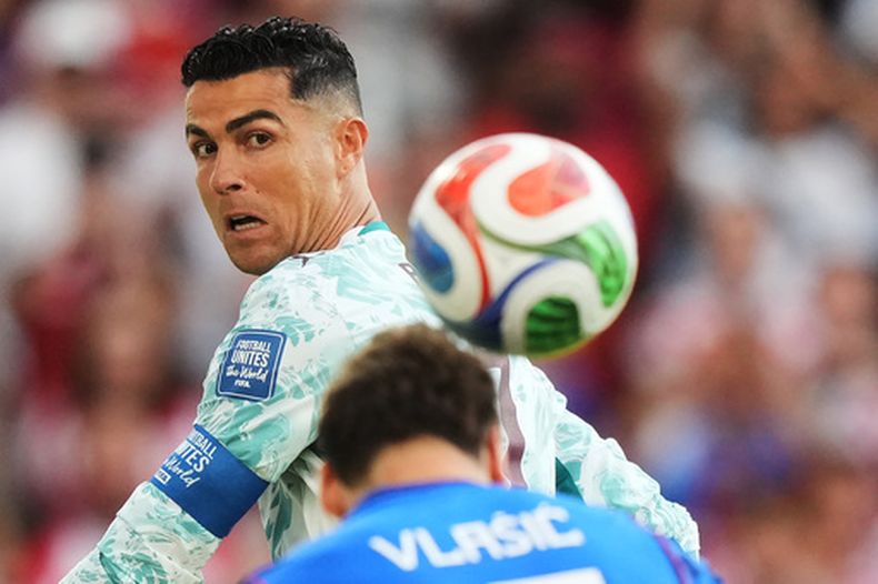 El atacante portugués Cristiano Ronaldo observa la trayectoria del balón tras un cabezazo del croata Nikola Vlasic en el partido de los 16vos de final del Mundial, el jueves 2 de julio de 2026, en Toronto. (Nathan Denette/The Canadian Press vía AP)