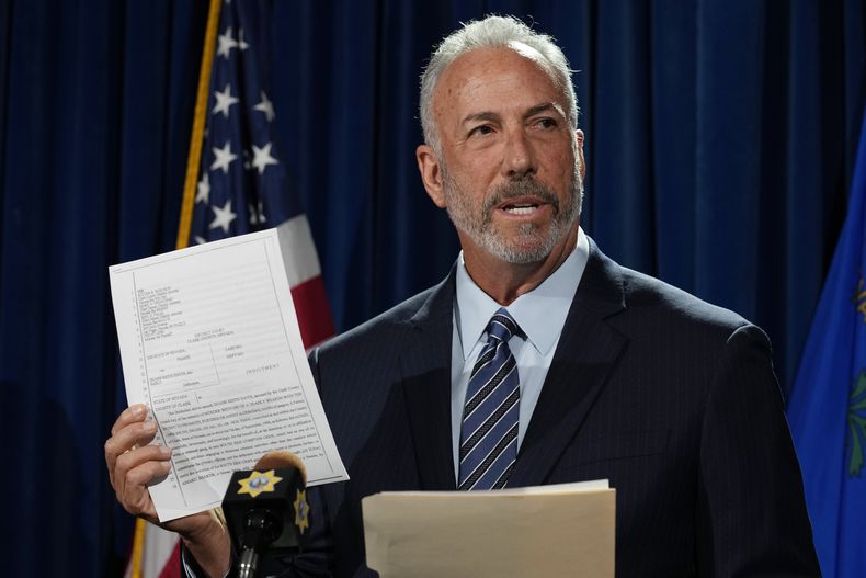 El fiscal de distrito del condado de Clark Steve Wolfson habla durante una conferencia de prensa para anunciar la acusación formal de un sospechoso por el homicidio del rapero Tupac Shakur, ocurrido en 1996, el viernes 29 de septiembre de 2023, en Las Vegas. (Foto AP/John Locher)