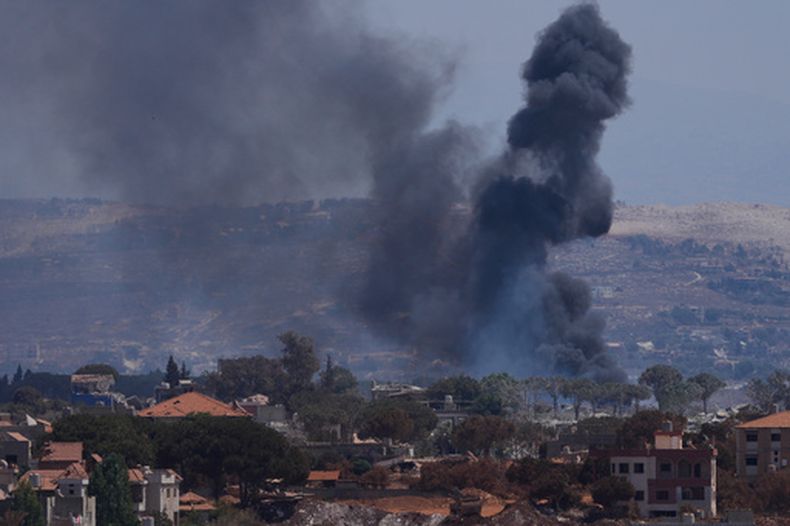 Una columna de humo señala el lugar donde las fuerzas israelíes derribaron viviendas en Zawtar al-Sharqiyah, en el sur de Líbano, el 23 de agosto de 2026. (AP Foto/Mohammed Zaatari)