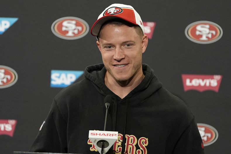 ARCHIVO - El running back de los 49ers de San Francisco, Christian McCaffrey, habla con los medios después de la práctica de fútbol americano en Santa Clara, California, el martes 4 de junio de 2024. (AP Foto/Tony Avelar, Archivo)