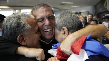 Juan Ángel Napout, expresidente de CONMEBOL, es recibido por sus familiares y amigos en el aeropuerto Silvio Pettirossi, en Luque, Paraguay, el viernes 7 de julio de 2023. Napout fue liberado de una prisión federal en Miami y deportado a Paraguay después de cumplir cinco años y medio de sentencia por un cargo del 22 de diciembre de 2022 por conspiración y dos cargos de fraude electrónico. (AP Foto/Jorge Saenz)