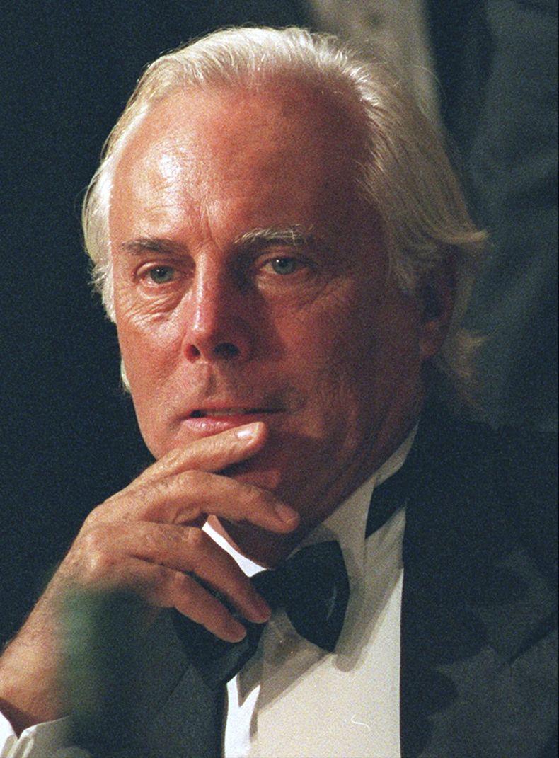 ARCHIVO - El diseñador de moda italiano Giorgio Armani, en la Fundación Nacional Ítalo-estadounidense, el 29 de octubre de 1994 en Washington. (Foto AP/Greg Gibson, archivo)