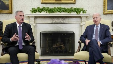El presidente de la Cámara de Representantes, el republicano Kevin McCarthy, habla durante la reunión con el presidente Joe Biden para discutir la elevación del límite de deuda, en la Oficina Oval de la Casa Blanca, 22 de mayo de 2023. No hubo acuerdo, pero ambos dijeron que la reunión fue productiva. (AP Foto/Alex Brandon)