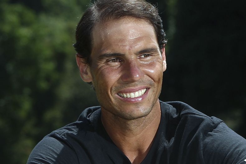 ARCHIVO - Foto del 31 de enero del 2022, el campeón del Abierto de Australia posa para una foto tras el torneo. El sábado 25 de mayo del 2024, Nadal dice sentirse bien y que este podría no ser su última participación en el Abierto de Francia. (AP Foto/Hamish Blair, File)