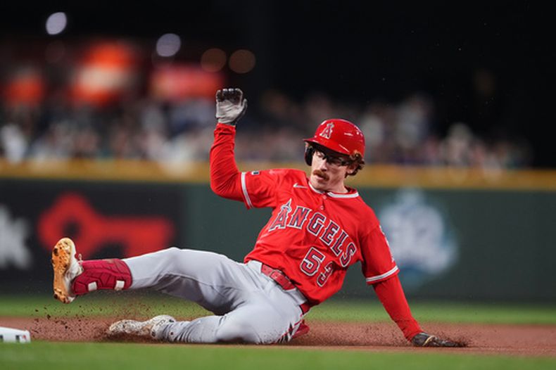 Wade Meckler, de los Angelinos de Los Ángeles, llega barrido a tercera para un triple frente a los Marineros de Seattle durante la primera entrada del juego de béisbol de Grandes Ligas, el viernes 25 de septiembre de 2026, en Seattle. (AP Foto/Lindsey Wasson)
