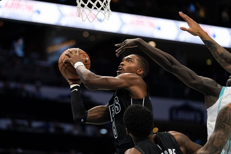 Lonnie Walker IV, de los Nets de Brooklyn, encesta durante la primera mitad del juego de baloncesto de la NBA en contra de los Hornets de Charlotte, el lunes 30 de octubre de 2023, en Charlotte, Carolina del Norte. (AP Foto/Erik Verduzco)