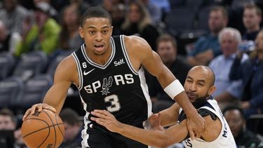 Vassell, Poeltl ayudan a que los Spurs aplasten a Twolves