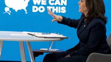Biden crea coalición comunitaria para impulsar vacunas COVID