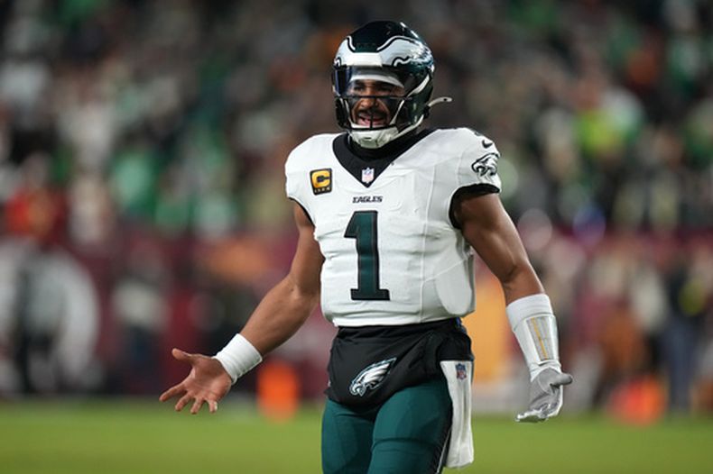 Jalen Hurts, quarterback de los Eagles de Filadelfia, reacciona en el partido de la NFL en contra de los Commanders de Washington, durante la primera mitad, el sábado 20 de diciembre de 2025, en Landover, Maryland. (AP Foto/Nick Wass)
