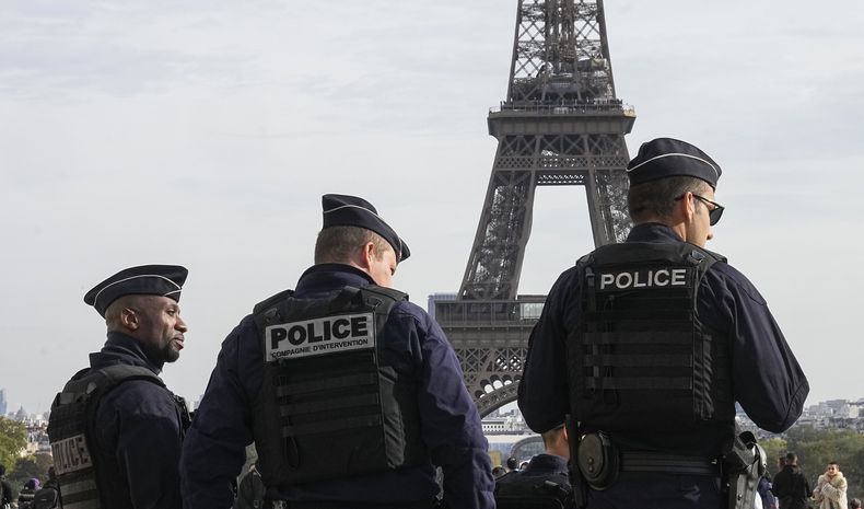 ARCHIVO - Foto del 17 de octubre del 2023, oficiales de policía en la plaza Trocadero frente a la Torre Eiffel. El viernes 29 de marzo del 2024, Francia confirma que pidió ayuda a otros países con oficiales de policía y militares para los Juegos Olímpicos. (AP Foto/Michel Euler, Archivo)