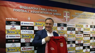 americateve | Dick Advocaat, nuevo t&eacute;cnico de Serbia, posa con la casaca del equipo nacional serbio el 28 de julio del 2014 en Stara Pazova, Serbia. (AP Photo/Darko Vojinovic)