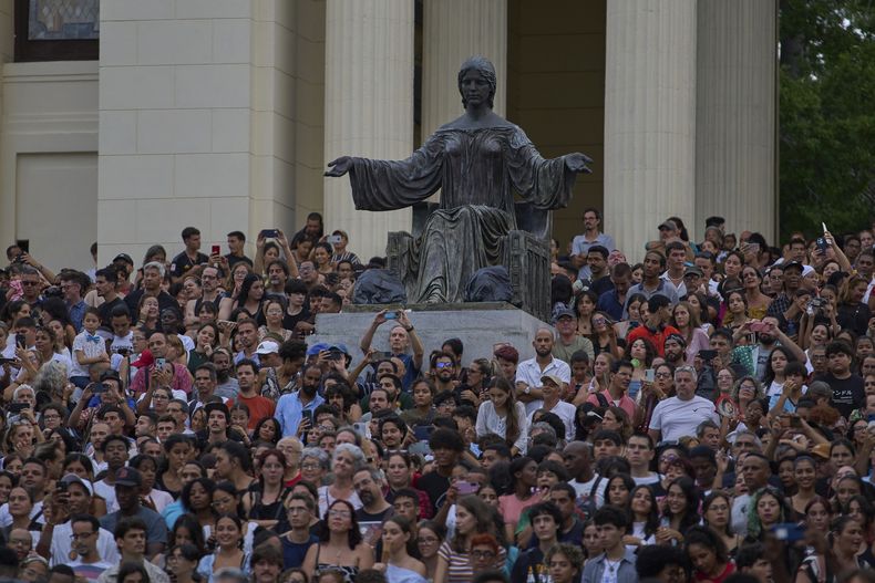 El público en el primer concierto de la gira por cinco países de Silvio Rodríguez, en La Habana, el viernes 19 de septiembre de 2025. (Foto AP/Ramon Espinosa)