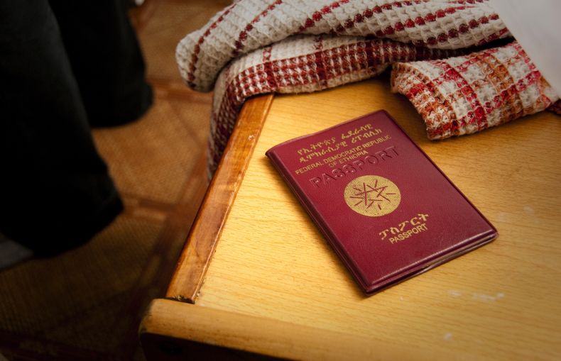 El pasaporte de un piloto de combate etíope en exhibición en una residencia en Tok Mok, Kirguistán, el lunes 16 de agosto de 2010. (Foto AP/Dalton Bennett, Archivo)