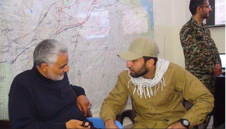 Esta fotografía incluida en una denuncia penal desprecintada el 15 de mayo de 2026 por parte de la corte federal de distrito para el distrito sur de Nueva York muestra a Mohammad Baqer Saad Dawood Al-Saadi, a la derecha, con Qasem Soleimani, excomandante de la Fuerza Quds del Cuerpo de la Guardia Revolucionaria Islámica, que se encontró en la cuenta de Snapchat de Saadi, según una denuncia penal federal.(Corte federal de distrito para el distrito sur de Nueva York vía AP)