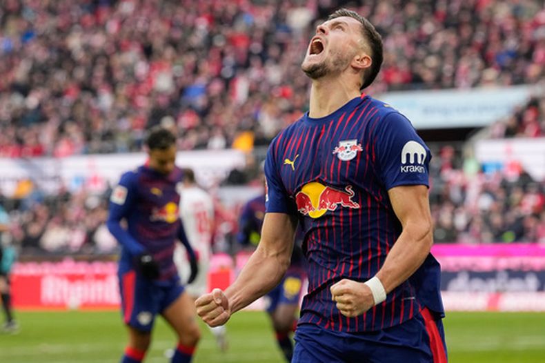Christoph Baumgartner del Leipzig celebra tras anotar en el encuentro de la Bundesliga ante el Colonia el domingo 8 de febrero del 2026. (AP Foto/Martin Meissner)