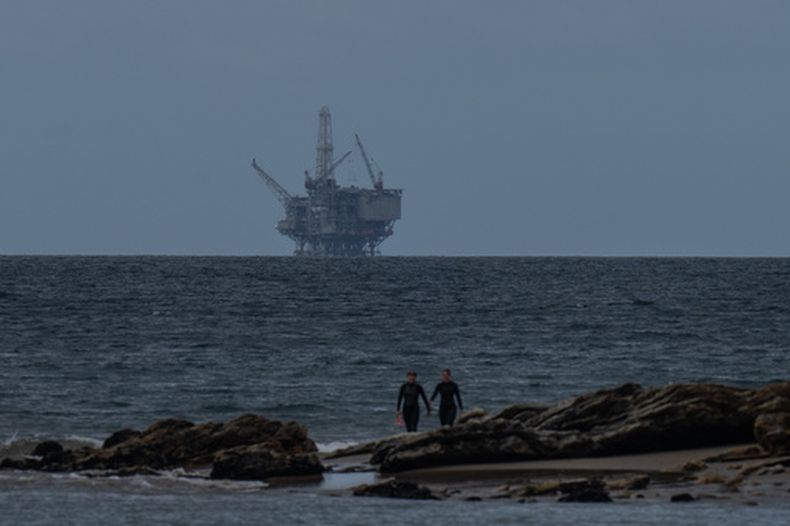 Una plataforma de perforación offshore operada por Sable Offshore Corp. se puede ver desde la playa estatal Refugio, cerca de Goleta, California, el domingo 26 de abril de 2026. (Foto AP/Jae C. Hong)