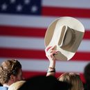 Una persona levanta un sombrero al aire mientras partidarios esperan los resultados de la elección en la que participa el fiscal general de Texas, Ken Paxton, candidato republicano al Senado federal, el 3 de marzo de 2026, en Dallas. (AP Foto/Julio Cortez)