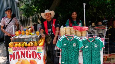 Réplicas no autorizadas de la camiseta de la selección de México en el Mundial a la venta en una calle de la Ciudad de México, el martes 30 de junio de 2026. (AP Foto/Marco Ugarte)