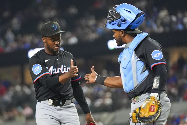 El dominicano George Soriano (izquierda) y el boricua Brian Navarreto, de los Marlins de Miami, festejan en el duelo ante los Rangers de Texas, el viernes 19 de septiembre de 2025 (AP Foto/Julio Cortez)