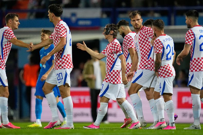 El croata Luka Modric, al centro, celebra con sus compañeros después de anotar el primer gol de su equipo durante el partido amistoso entre Croacia y Eslovenia, el domingo 7 de junio de 2026, en Varazdin, Croacia. (AP Foto/Darko Bandic)