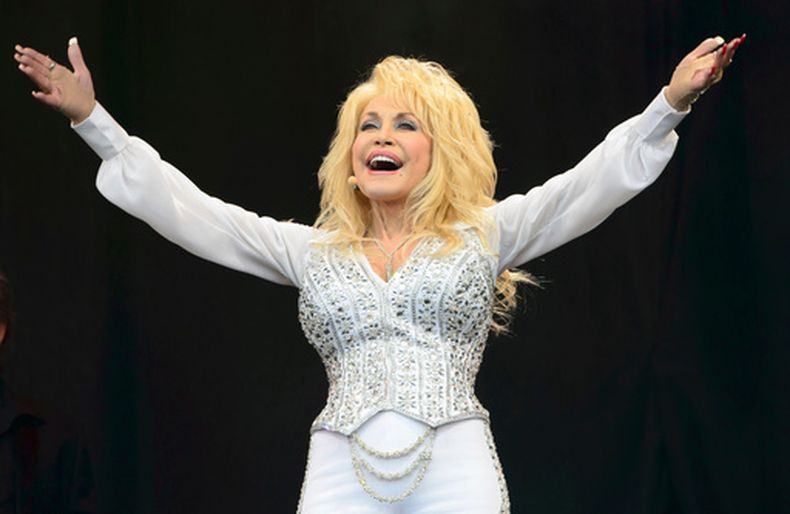 ARCHIVO - Dolly Parton actúa en el festival de música de Glastonbury, el 29 de junio de 2014. (Foto Jonathan Short/Invision/AP, archivo)