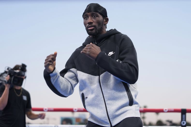 ARCHIVO - Terence Crawford, de Estados Unidos, realiza un entrenamiento público en el puerto de Santa Monica el miércoles 31 de julio de 2024, en Santa Monica, California. (AP Foto/Damian Dovarganes, Archivo)