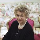 ARCHIVO - La actriz Joan Plowright poa para la cámara en un hotel en Nueva York el 4 de mayo de 1999. (AP Foto/Suzanne Plunkett, archivo)