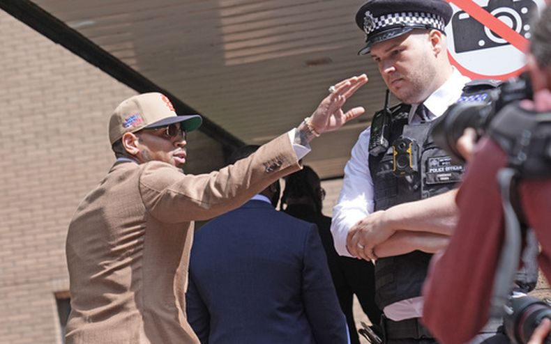 Chris Brown llega al Tribunal de la Corona de Southwark, en Londres, el viernes 24 de julio de 2026; se le acusa de una presunta agresión en una discoteca londinense. (Stefan Rousseau/PA via AP)