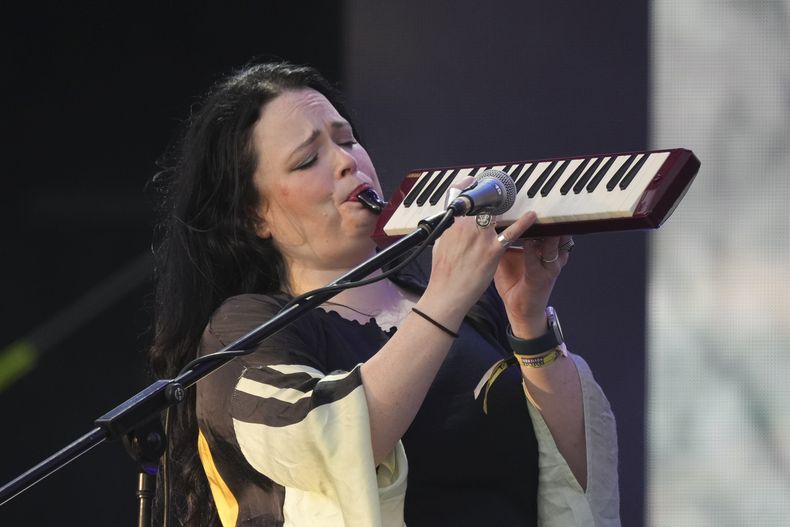 Angela Gannon de la banda The Magic Numbers durante su concierto en el Corona Capital en la Ciudad de México el domingo 17 de noviembre de 2024. (Foto AP/Eduardo Verdugo)