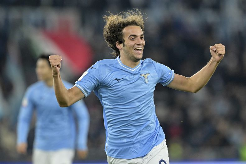Matteo Guendouzi de la Lazio celebra tras anotar en el encuentro de su equipo ante el Genoa de la Copa Italia en el Estadio Olímpico de Roma el martes 5 de diciembre del 2023. (Alfredo Falcone/LaPresse via AP)
