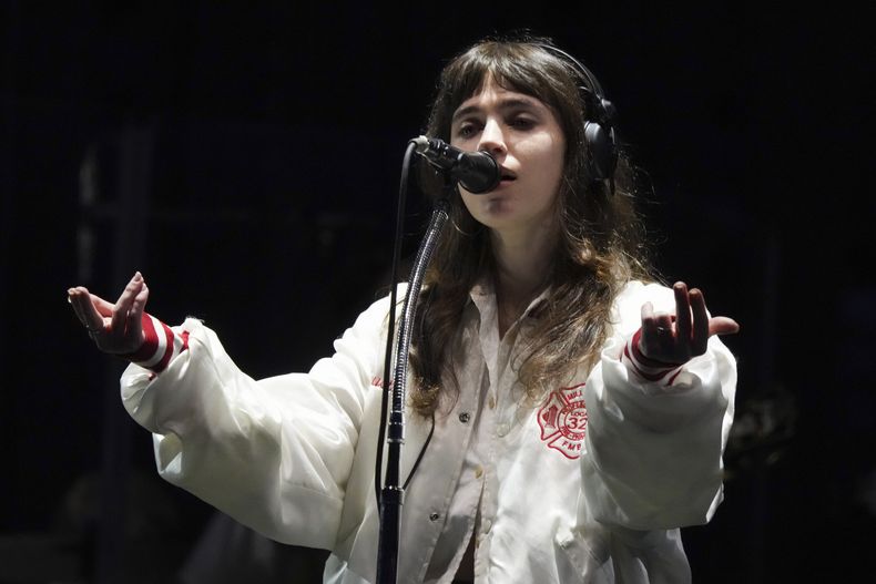 Claire Cottrill de Clairo durante su presentación en el festival Corona Capital en la Ciudad de México, el viernes 15 de noviembre de 2024. (Foto AP/Eduardo Verdugo)
