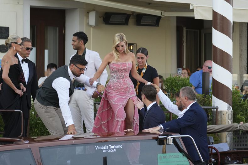 Ivanka Trump sale de un hotel previo a la boda de Jeff Bezos y Lauren Sanchez, en Venecia, Italia, el viernes 27 de junio de 2025. (Foto AP/Antonio Calanni)
