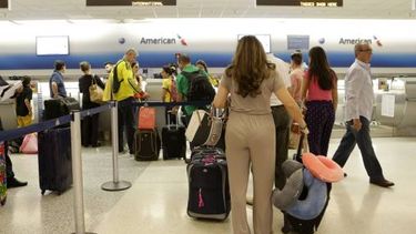 americateve | Conseguir boletos aéreos en Venezuela para viajar al exterior se convirtió en una misión imposible. Además el aumento del precio del pasaje supero 400 por ciento por la enorme inflación y el control de cambio que se mantiene en el país.