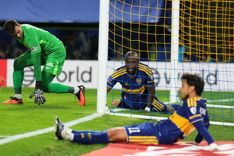 Enner Valencia (en el centro) de Boca Juniors tras malograr una ocasión de gol ante Vasco da Gama en la ida de las semifinales de la Copa Libertadores, el martes 13 de octubre de 2026, en Buenos Aires. (AP Foto/Gustavo Garello)