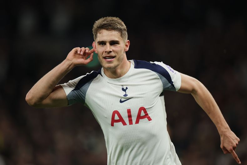 El holandés Micky van de Ven, del Tottenham, festeja tras anotar ante el Copenhague en un partido de la Liga de Campeones, realizado el martes 4 de noviembre de 2025 (AP Foto/Ian Walton)
