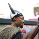 Will Benson, de los Rojos de Cincinnati, es felicitado por Nick Senzel luego de conectar un jonrón de tres carreras ante los Gigantes de San Francisco, el miércoles 19 de julio de 2023 (AP Foto/Aaron Doster)