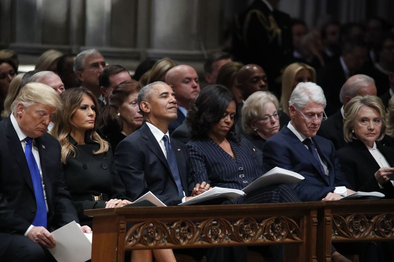 ARCHIVO - De izquierda a derecha, el presidente Donald Trump, la primera dama Melania Trump, el expresidente Barack Obama, Michelle Obama, el expresidente Bill Clinton y la exsecretaria de Estado Hillary Clinton escuchan durante un funeral de Estado en la Catedral Nacional, el 5 de diciembre de 2018, en Washington, por el expresidente George H.W. Bush. (AP Foto/Alex Brandon, Pool, Archivo)
