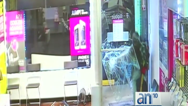 camaras de seguridad captaron el momento de un robo en tienda de equipos electronicos
