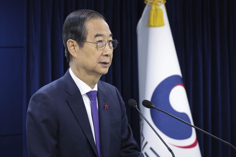 El presidente interino de Corea del Sur, Han Duck-soo, habla en el complejo gubernamental en Seúl, Corea del Sur, el 26 de diciembre de 2024. (Choi Jae-koo/Yonhap vía AP)