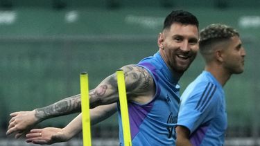 Lionel Messi sonríe durante un entrenamiento con la selección de Argentina, el miércoles 14 de junio de 2023, en Beijing (AP Foto/Andy Wong)