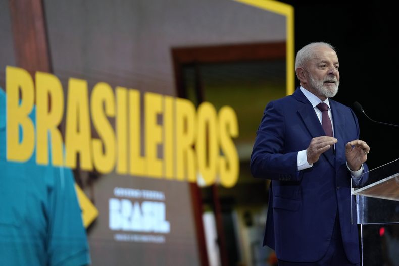 El presidente de Brasil Luiz Inácio Lula da Silva durante la presentación de los logros del gobierno federal durante los últimos dos años, el jueves 3 de abril de 2025, en Brasilia. (AP Foto/Eraldo Peres)