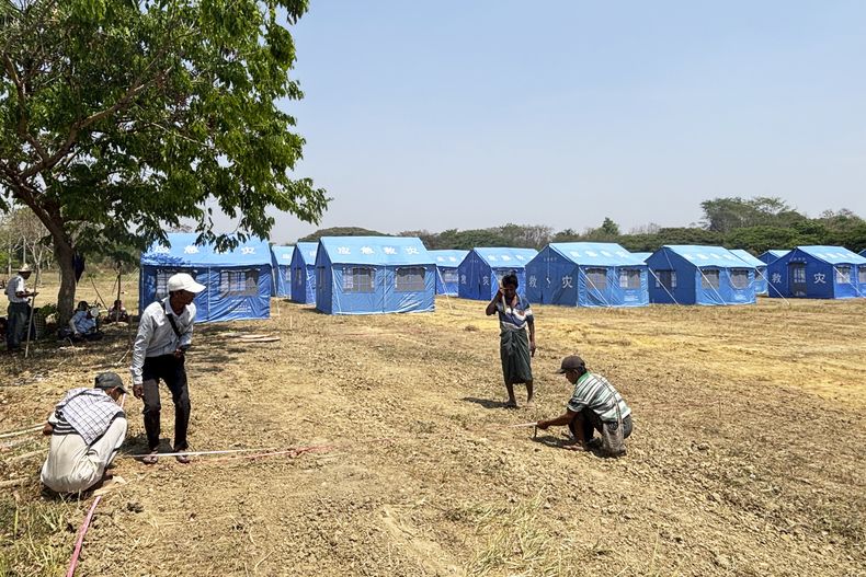 Personas trabajan en refugios temporales para personas desplazadas debido al terremoto, en Naipyidó, Myanmar, el jueves 3 de abril de 2025. (AP Foto)