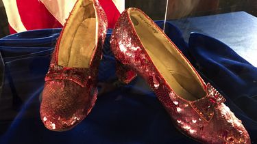 ARCHIVO - Las zapatillas rubí que alguna vez usó Judy Garland en El Mago de Oz se exhiben en una conferencia de prensa, el 4 de septiembre de 2018, en la oficina del FBI en Brooklyn Center, Minnesota. (Foto AP/Jeff Baenen, archivo)
