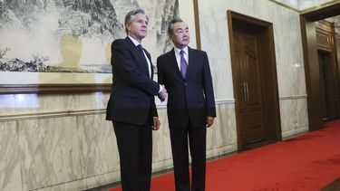 El secretario de Estado estadounidense Antony Blinken saluda al máximo diplomático chino Wang Yi en Beijing, China, el lunes 19 de junio de 2023. (Leah Millis/Pool Photo via AP)