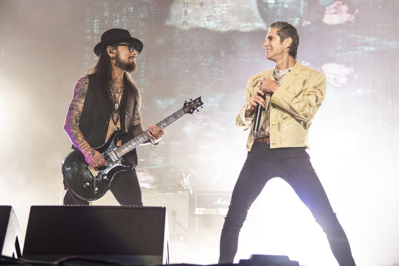 ARCHIVO - Dave Navarro, izquierda. y Perry Farrell de Janes Addiction se presentan en el Louder Than Life Festival 2021 el 24 de septiembre de 2021 en Louisville, Kentucky. (Foto Amy Harris/Invision/AP, archivo)