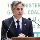 El secretario de Estado estadounidense, Antony Blinken, escucha durante una conferencia de prensa conjunta con el ministro saudí del Exterior, el príncipe Faisal bin Farhan, el jueves 8 de junio de 2023, en Riad, Arabia Saudí. (Ahmed Yosri/Foto compartida vía AP)