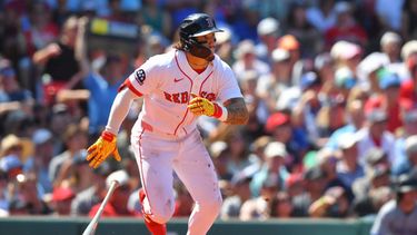 Jarren Duran, de los Medias Rojas de Boston, corre hacia la primera base tras conectar un sencillo de dos carreras en la cuarta entrada de un partido de béisbol contra los Azulejos de Toronto, el domingo 26 de julio de 2026, en Boston. (Foto AP/Steven Senne)