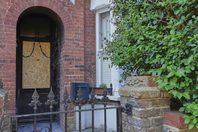 El lugar que fue incendiado en una vivienda que pertenece al primer ministro británico Keir Starmer en Kentish Town, Londres, el 13 de mayo del 2025. (AP foto/Kirsty Wigglesworth)